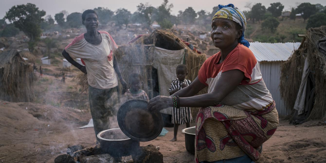 A mother prepares dinner at the Kalunga IDP camp, Tanganyika region, east DRC. A woman prepares dinner as night falls on Kalunga IDP camp. Kalemie, Tanganyika, Democratic Republic of the Congo. Diana Zeyneb Alhindawi/Oxfam
