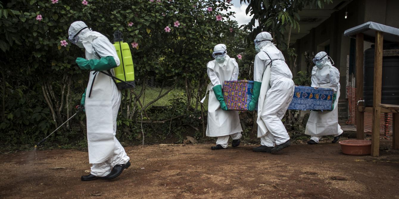 Health workers carry out the corpse of a unconfirmed Ebola case, from the ebola treatment centre (ETC) in Mangina. John Wessels/Oxfam