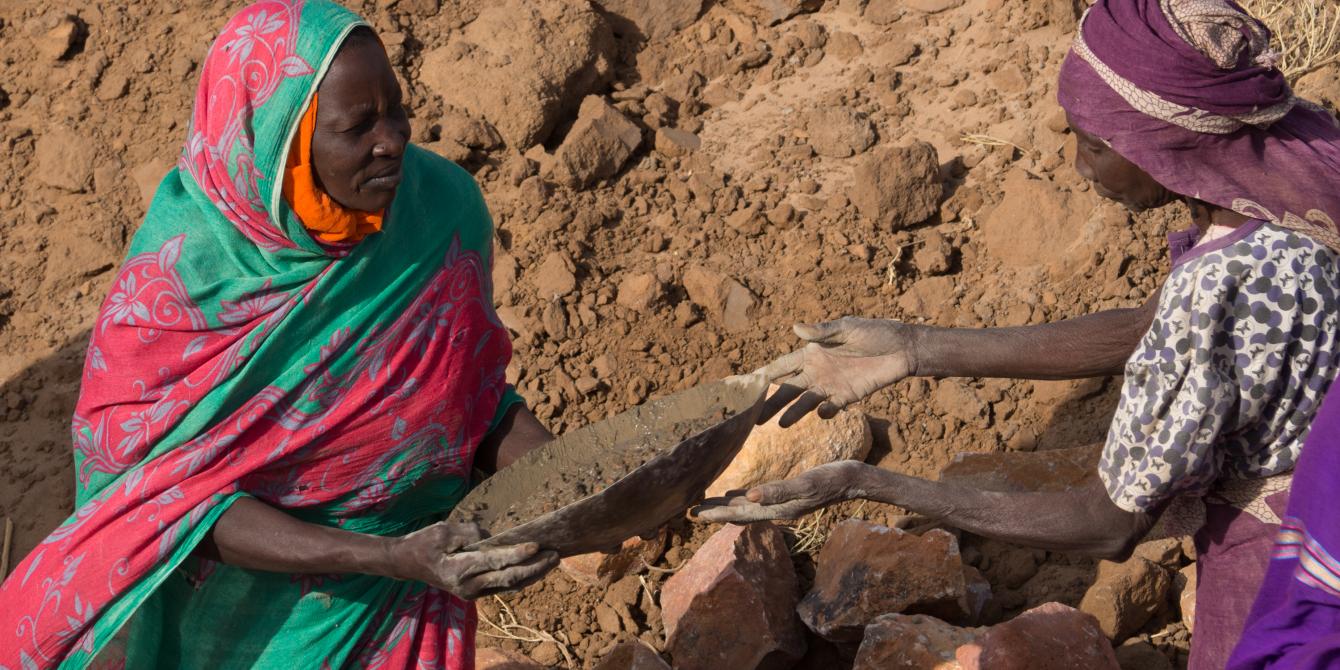 Women transport wet concrete as part of a cash-for-work project to construct a water reservoir in their village in North Darfur, Sudan. Elizabeth Stevens / Oxfam Women transport wet concrete as part of a cash-for-work project to construct a water reservoir in their village in North Darfur, Sudan. Elizabeth Stevens / Oxfam