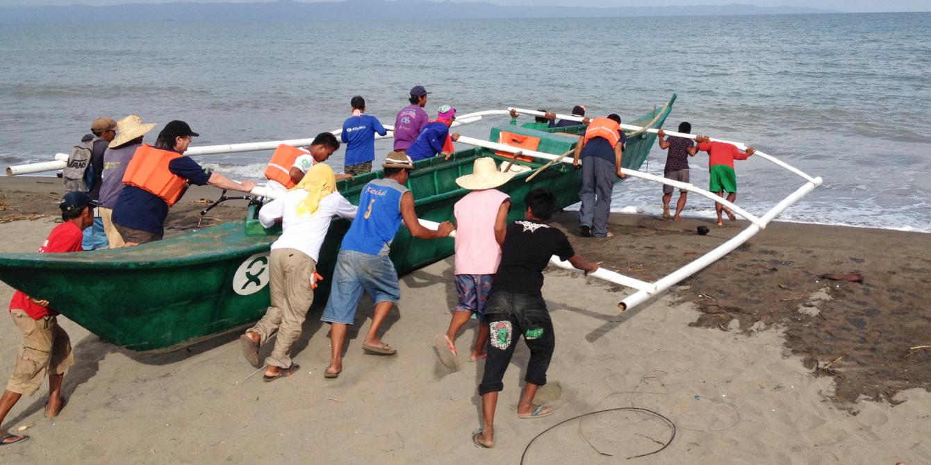 Fishermen launch newly-built fibreglass boat in Tacloban City (Photo: Carolyn Gluck/Oxfam) Fishermen launch newly-built fibreglass boat in Tacloban City (Photo: Carolyn Gluck/Oxfam)
