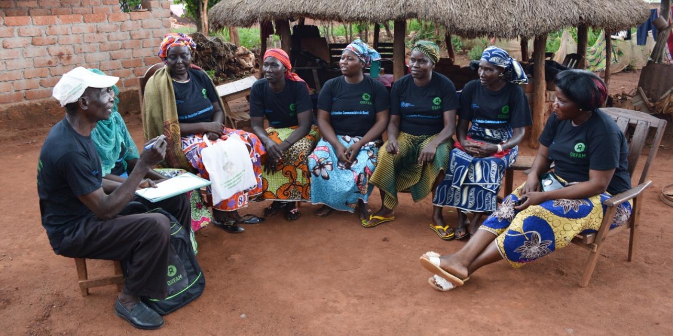 18 juillet 2019 – Un comité de protection communautaire fait le point de la semaine à Bria, dans le centre de la RCA. Soutenu par Oxfam, il a été mis en place pour protéger les civils des agressions, viols, ou autres formes violences. © Aurélie Godet/Oxfam Un comité de protection communautaire fait le point de la semaine à Bria, dans le centre de la RCA. Soutenu par Oxfam, il a été mis en place pour protéger les civils des agressions, viols, ou autres formes violences. © Aurélie Godet/Oxfam
