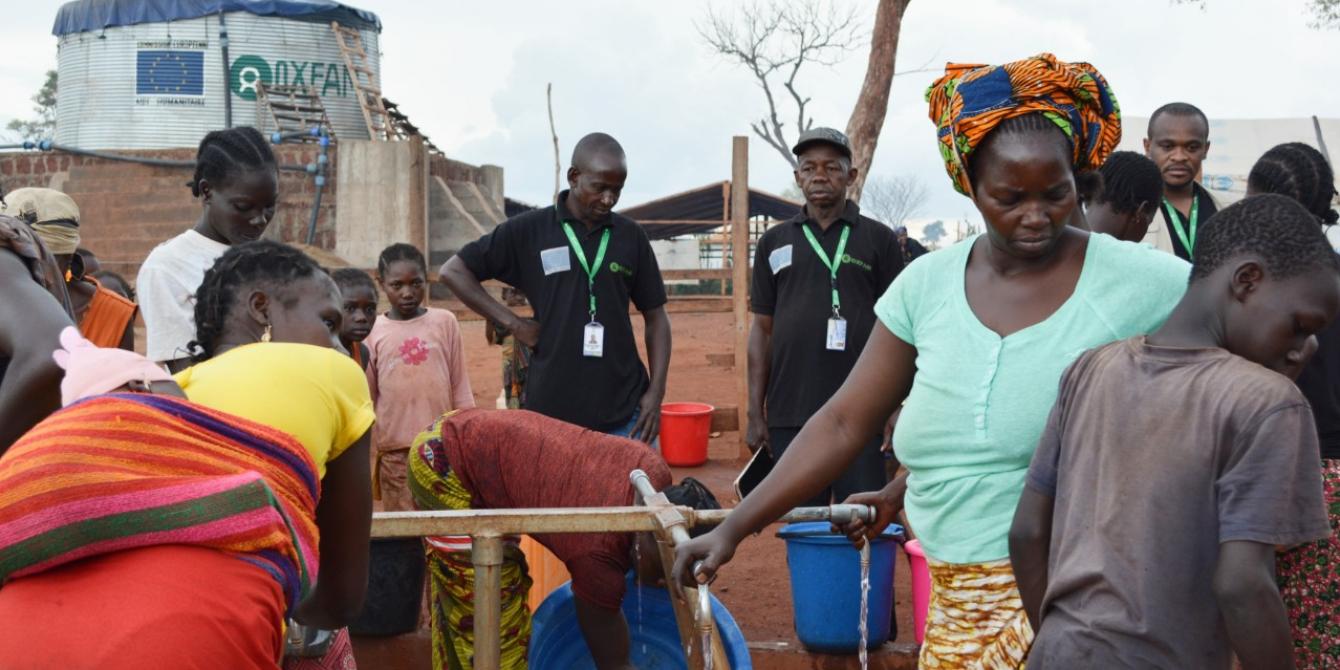 18 juillet 2019 - Une équipe veille au bon fonctionnement d'un point d'eau. Le réseau gravitaire installé par Oxfam permet de fournir de l'eau aux 50 000 déplacés du site PK3 de Bria, dans le centre de la RCA. © Aurélie Godet/Oxfam Une équipe veille au bon fonctionnement d'un point d'eau. Le réseau gravitaire installé par Oxfam permet de fournir de l'eau aux 50 000 déplacés du site PK3 de Bria, dans le centre de la RCA. © Aurélie Godet/Oxfam