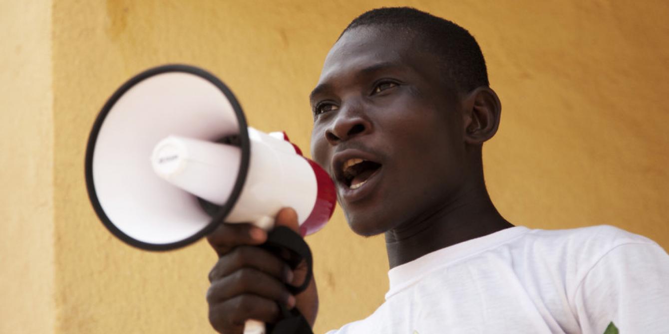 Aboubacar Souleymane Traoré, 16 ans, est pair éducateur à Lafiabougou au Mali. Il dit que défendre le mariage des enfants est très important pour lui. Crédit : Laeïla Adjovi/ Oxfam Aboubacar Souleymane Traoré, 16 ans, est pair éducateur à Lafiabougou au Mali. Il dit que défendre le mariage des enfants est très important pour lui. Crédit : Laeïla Adjovi/ Oxfam